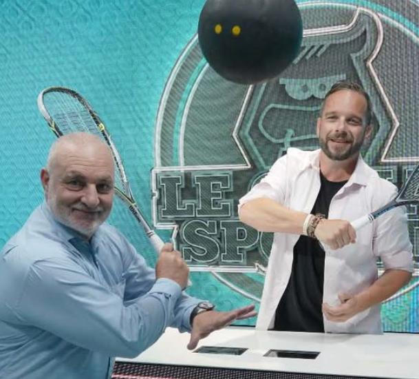 Alexandre Guenin et le présentateur du Canal Sportif, raquettes de squash en main, sur le plateau de Canal Alpha