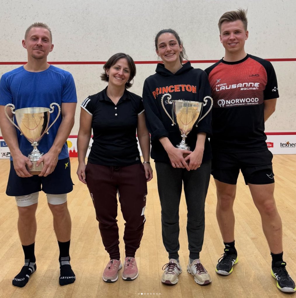 Quatre lauréats des Championnats romands 2024, dont les deux champions avec leur coupe, posent sur un court