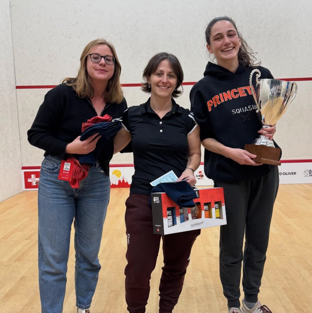 Les trois médaillées du tableau féminin des Championnats romands 2024, dont la gagnante avec la coupe