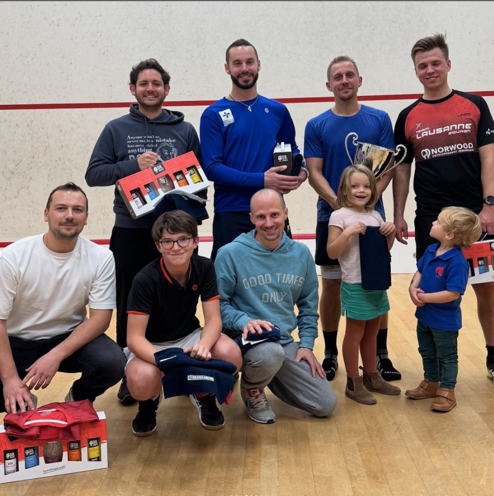 Les lauréats des tableaux masculins des Championnats romands 2024 posent avec leurs prix, dont le vainqueur avec la coupe