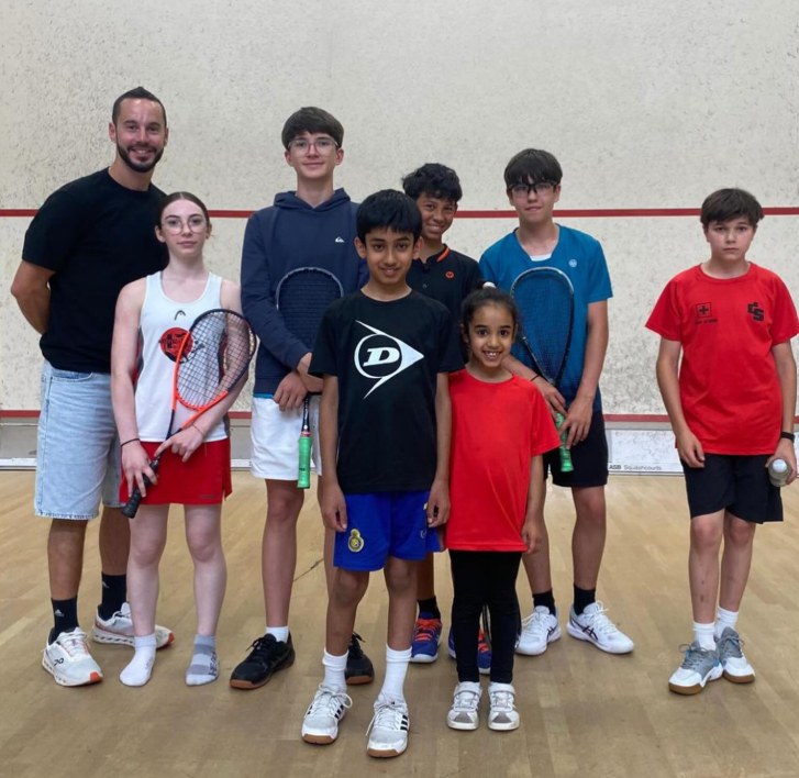 La délégation romande aux championnats suisses juniors 2026 pose sur un court avec son coach