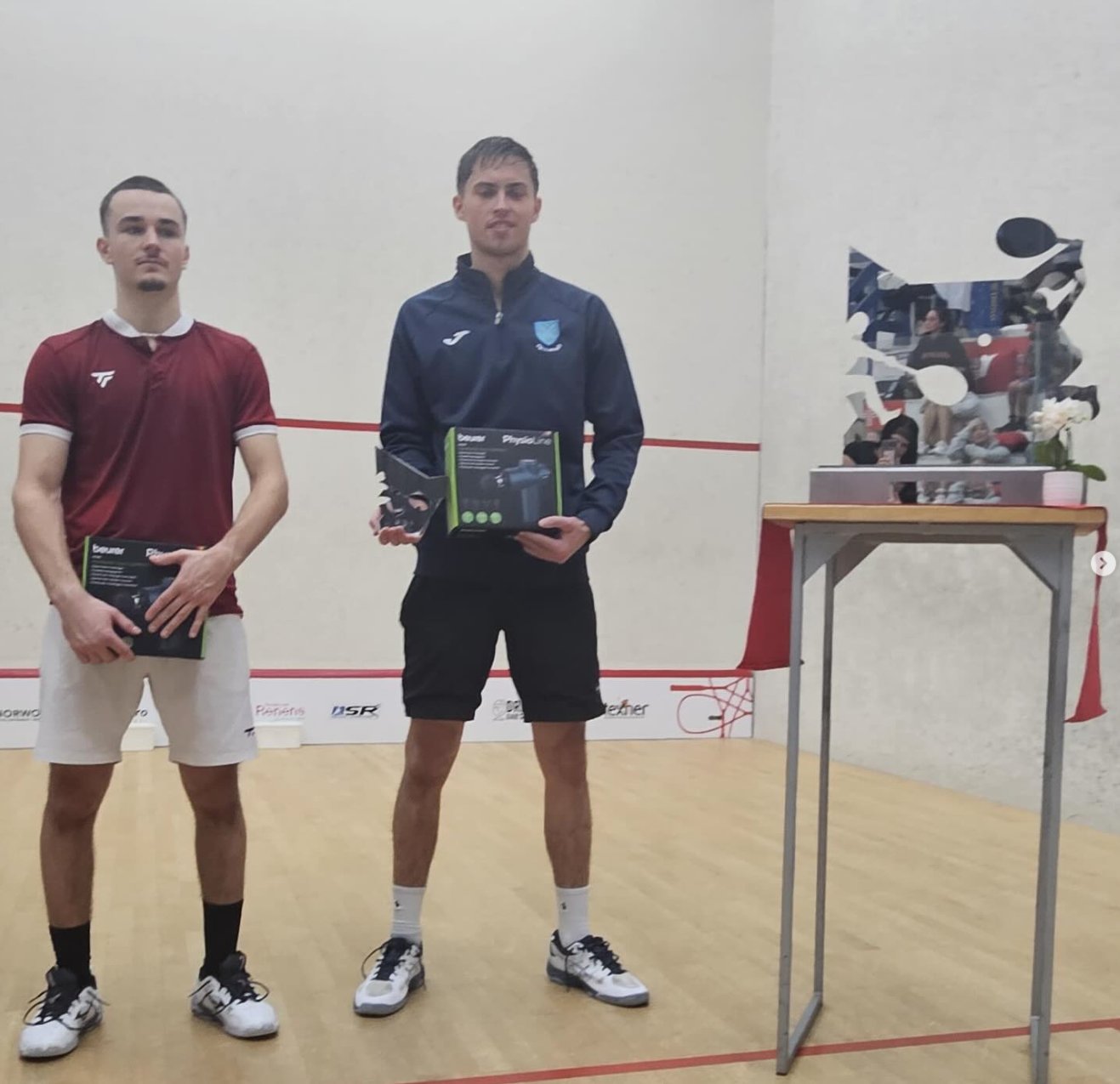 Les deux finalistes du Lausanne Open 2024 by innotio lors de la remise des prix, à côté du trophée