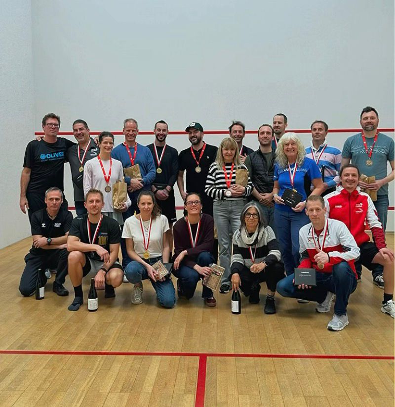 Les médaillés des Swiss Masters 2026 posent sur un court du Lausanne Squash Club, médaille au cou