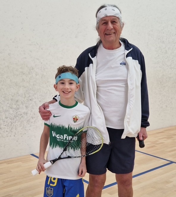 Un joueur de 9 ans et un joueur de 81 ans posent côte à côte sur un court de squash à Bienne